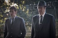 Der junge Inspektor Morse – DS Endeavour (Shaun Evans, l.) und DI Fred Thursday (Roger Allam, r.) kommen am Tatort an, wo kürzlich eine weitere Leiche gefunden wurde.