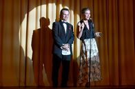 Mystery Road: Origin – Patrick (Daniel Henshall) und seine Schwester Geraldine (Caroline Brazier) begrüßen die Gäste beim jährlichen Debütantenball.