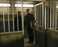 Castle – Bei ihrem neusten Fall stoßen Beckett (Stana Katic, l.) und Castle (Nathan Fillion, r.) auf perfide Vorfälle, die sie an das Stanford-Prison-Experiment erinnern ...