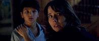 Lloronas Fluch – Chris (Roman Christou, l.); Anna Tate-Garcia (Linda Cardellini, r.)