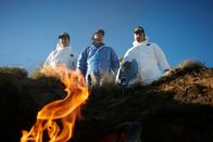 Mayday - Alarm im Cockpit – REENACTMENT - After the plane carrying world famous golfer Payne Stewart crashes, an NTSB Investigator (played by Byron Abalos) and other investigators stare down at the smoldering wreckage.