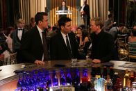 How I Met Your Mother – Frauenversteher Barney (Neil Patrick Harris, r.) hat wie immer einen Rat für seine Freunde Ted (Josh Radnor, M.) und Marshall (Jason Segel, r.) bereit ...