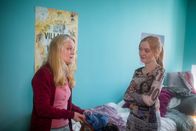 Young Crime – Die Mutter (links Nadya Knigge-Wehr) ist hilflos. Sie kann nicht verhindern, dass Mia (Nele Carina Nussbaum) Kleider klaut.