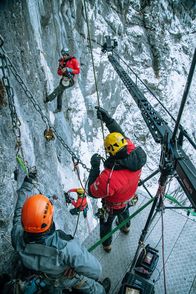 Faszination Dachstein – Eisklettern mit Thomas Bubendorfer; hier die Dreharbeiten für seinen Kinofilm.