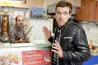 Danni Lowinski – Ein Fall für Danni: Thorsten (Tobias van Dieken, r.) sucht einen Job und möchte nun den Imbissbesitzer Mesut (Adnan Maral, l.) verklagen, weil dieser ihn wegen seiner deutschen Herkunft nicht als Aushilfe einstellen will ...