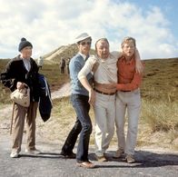 Tatort – Zum Arzt geschleppt wird der übel zugerichtete Regierungsdirektor Warrlau (Ulrich Matschoss) von zwei jungen Männern (Burkhard Günther, Rolf Haaks, rechts). Kurgast Grimpe (Gustav Burmester, links) trägt sein Gepäck.