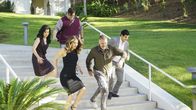Scorpion – Kenneth Dood (Jeff Fahey, vorne r.) ist sich sicher, dass ein afrikanischer Diktator im Besitz einer Massenvernichtungswaffe ist. Können Happy (Jadyn Wong, l.), Sylvester (Ari Stidham, hinten), Paige (Katharine McPhee, vorne l.) und Walter (Elyes Gabel, r.) diese Waffe tatsächlich ausfindig machen und außer Kraft setzen?