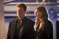 Castle – Castle (Nathan Fillion, l.) begleitet Beckett (Stana Katic, r.) bei den Ermittlungen in einem Mordfall. Er ist entsetzt als er erfährt, wer das Opfer ist ...