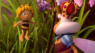 Die Biene Maja – Maja übergibt das schön dekorierte Zepter an die Bienenkönigin.