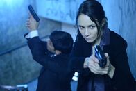 Spooks - Verräter in den eigenen Reihen – June (Tuppence Middleton, r.) und Ed Lansbury (Ronan Summers) versuchen, den beim Gefangenen-Transport entkommenen Terroristen Qasim zu fassen.