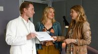 Praxis mit Meerblick – Nora (Tanja Wedhorn, Mitte) freut sich über die Nachricht von Franziska (Tina Amon Amonsen, r.) an Dr. Heckmann (Patrick Heyn, l.).