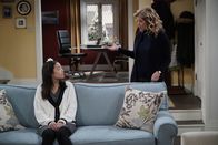 Last Man Standing – Jen (Krista Marie Yu, l.); Vanessa Baxter (Nancy Travis, r.)