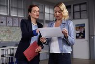 Die Rosenheim-Cops – Pathologin Sandra Mai (Sina Wilke, l.) erläutert Kommissarin Winter (Vanessa Eckart, r.) die Ergebnisse ihrer Untersuchung.