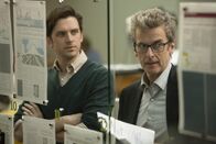 Inside Wikileaks - Die fünfte Gewalt – Ian Katz (Dan Stevens, l.); Alan Rusbridger (Peter Capaldi, r.)
