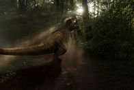 Der Untergang der Dinosaurier – T-Rex in nebliger Waldumgebung