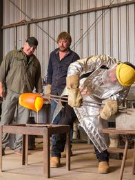 Australian Gold - Schatzsuche Down Under – Dirt Dogs: Jake Larsen (2.v.r.), Vern Strange (r.)