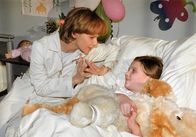 In aller Freundschaft – Die kleine Anna (Hennriette Naumann, re.) hat einen sehr bösartigen Tumor im Bein. Nachdem die Operation erfolgreich verlaufen ist, machen die Ärzte jedoch eine folgenschwere Entdeckung. Dr. Kathrin Globisch (Andrea Kathrin Loewig, li.) versucht, das Mädchen aufzuheitern.