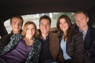 How I Met Your Mother – (1. Staffel) - Ein Blick in die Vergangenheit von Ted (Josh Radnor, M.) und seinen Freunden Marshall (Jason Segel, l.), Barney (Neil Patrick Harris, r.), Lily (Alyson Hannigan, 2.v.l.) und Robin (Cobie Smulders, 2.v.r.) ...