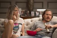 The Mick – Ein Plan muss her. Bei Bier und Chips schmieden Mickey (Kaitlin Olson, l.) und Jimmy (Scott MacArthur, r.) einen Plan, um einen Schulplatz für Ben zu ergattern ...
