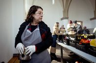 Tatort – Monika Lehnen (Tilla Kratochwil) hilft als Ehrenamtliche bei der Essenausgabe der Tafel mit. Ihre Freundin Susanne hat keine Ahnung, dass Monika selbst zu den Bedürftigen zählt. Heimlich packt sie ein Päckchen Kaffee ein.