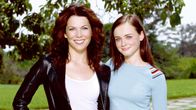 Gilmore Girls – L-R: Lorelai Gilmore (Lauren Graham), Lorelai 'Rory' Leigh Gilmore (Alexis Bledel).