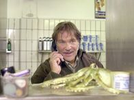 Alpenglühen – Der Fischhändler Hannes (Götz George) wittert die Rettung für sein bankrottes Unternehmen.