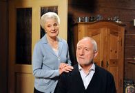 Sturm der Liebe – ARD STURM DER LIEBE FOLGE 1280 Uhr im ERSTEN. Alfons (Sepp Schauer, r.) ist von Käthes (Luise Deschauer, l.) Ehrlichkeit gerührt.