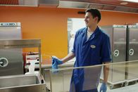 Die Hotelfachschule – DOK-Serie: Die Hotelfachschule Folge 4 Alexandre Attia beim Stewarding – der Hoteliersohn eckt überall an mit seinen Flausen 2019 Copyright: SRF