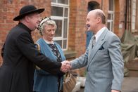 Father Brown – Sir Mortimer (Laurence Kennedy, l.), der Bruder von "Onkel Mirth", begrüßt Father Brown (Mark Williams, r.) und Mrs. McCarthy (Sorcha Cusack, M.). Noch ahnen sie nicht, dass der Abend sie in Angst und Schrecken versetzen wird.