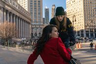 FBI: Special Crime Unit – Mona Nazari (Yasmine Aker, l.); Special Agent Maggie Bell (Missy Peregrym, r.)