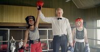 Trio – Nora (Naomi Hasselberg Thorsrud, links) gewinnt spielend die ersten Runden im Boxwettkampf. Doch dann brechen die ersten Sportler zusammen...