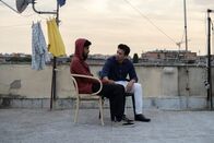 Bangla – Phaim (Phaim Bhuiyan, l.) steht unter Schock. Ist er betrunken wirklich fremdgegangen? Sein Freund Rifat (Raja Sethi, r.) versucht, ihm zu helfen.