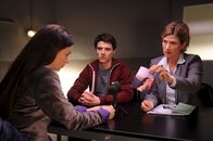 SOKO Stuttgart – Rico Sander (Benjamin Strecker, M.) und Martina Seiffert (Astrid M. Fünderich, r.) vernehmen die Sekretärin des Event-Büros, Silke Moser (Naomi Krauss, l.). Die SOKO-Ermittler haben herausgefunden, dass Silke vor einiger Zeit eine heimliche Beziehung mit dem Mordopfer hatte.