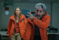 The Head – Amy (Josefin Neldén, l.); Dr. Arthur Wilde (John Lynch, r.)