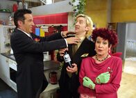 ManneZimmer – Mannezimmer Schweizer Sitcom Folge 65 – Hochziit, Horror, Happy end Vorbereitungen (v. l. n. r.): Philippe Roussel als Leo Matter, Edward Piccin als Röbi Flückiger und Maja Stolle als Frau Graber. Copyright: SRF/Daniel Ammann NO SALES NO ARCHIVES Die Veröffentlichung im Zusammenhang mit Hinweisen auf die Programme von Schweizer Radio und Fernsehen ist honorarfrei und muss mit dem Quellenhinweis erfolgen. Jede weitere Verwendung ist honorarpflichtig, insbesondere auch der Wiederverkauf. Das Copyright bleibt bei Media Relations SRF. Wir bitten um Belegexemplare. Bei missbräuchlicher Verwendung behält sich das Schweizer Radio und Fernsehen zivil- und strafrechtliche Schritte vor.