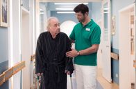 In aller Freundschaft – Darren Macneil (Michael Raphael Klein, re.) hat seine liebe Müh' mit Hagen Bilzer (Martin Seifert, li.). Seit dem Tod von Hagens Frau sieht der Witwer keinen Sinn mehr in seinem Leben, fühlt sich allein und weiß nicht mehr, was er mit dem Leben noch anfangen soll.