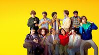 The Persian Version – In der Familie Jamshidpour kommt der einzigen Tochter Leila ungewollt eine besondere Aufmerksamkeit zu. Von links: vorne: Zal (Mahdi Tahmasebi), Rostam (Kamyab Falahati), Ali Reza (Bijan Daneshmand), Shireen (Niousha Noor), Leila (Layla Mohammadi), Abbas (Jerry Habibi), hinten: Eman (Andrew Malik), Shivaz (Samuel Tehrani), Vahid (Parsa Kaffash), Majid (Arty Froushan) und Hamid (Reza Diako)