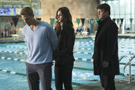 Castle – Offensichtlich hat Rob Tredwyck (Justin Bruening, l.) etwas zu verbergen. Castle (Nathan Fillion, r.) und Beckett (Stana Katic, M.) wollen ihm auf dem Revier noch einmal auf den Zahn fühlen ...