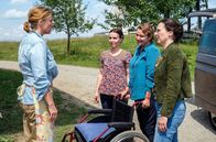 Zimmer mit Stall – Ein ungewöhnliches Angebot für Sophie (Aglaia Szyszkowitz): Beate Kuffhuber (Isabell Stern, 2. v. l.), Theres (Lilly Forgach, 2. v. re.) und Rosalie (Bettina Mittendorfer) ermutigen sie zur Kandidatur.