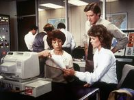 Agentin mit Herz – Am Computer erstellt Amanda (Kate Jackson, r.) ein Phantombild des Unbekannten, der sie überfallen hat. Lee (Bruce Boxleitner, M.) und eine Kollegin (l.). helfen ihr dabei.