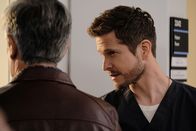 Atlanta Medical – Andre (Carlos Lacamara, l.); Dr. Conrad Hawkins (Matt Czuchry, r.)