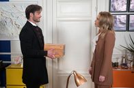 Rote Rosen – Philip (Marc Schöttner, l.) sucht sentimental die Nähe zu seiner Schwester Amelie (Lara-Isabelle Rentinck, r.).