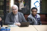 Community – Um die hübsche Britta für sich zu begeistern, gründet Jeff eine Spanisch-Lerngruppe zu der auch Pierce (Chevy Chase, l.), Troy (Donald Glover, r.), beitreten. Die Community ist geboren!
