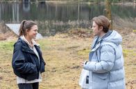 Sturm der Liebe – Theo (Lukas Leibe, r,) hofft vor Maxi (Katharina Scheuba, l.), dass sich Lale nicht wieder von Stella einwickeln lässt.