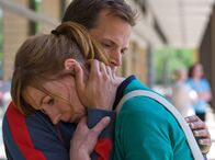 In aller Freundschaft – Die Operation von Nils ist gut gelaufen, doch die Ärzte haben ihn noch eine Nacht ins künstliche Koma versetzt. Erst am nächsten Morgen können die Ärzte sagen, ob Nils Folgeschäden davon tragen wird. Franziska Jürgens (Antje Widdra) ist am Ende ihrer Kräfte und bittet David Wagner (Thorsten Feller) die Nacht bei ihr zu verbringen.