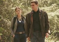 Bones - Die Knochenjägerin – (v.l.n.r.) Dr. Brennan (Emily Deschanel); Booth (David Boreanaz)