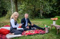 Sturm der Liebe – Erik (Sven Waasner, r.) kann Yvonnes (Tanja Lanäus, l.) Untreue einfach nicht vergessen.