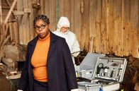 Rentnercops – Dr. Lara Krüger (Dela Dabulamanzi mit Komparse) bei der Spuren-Aufnahme in der Scheune.