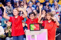1, 2 oder 3 – Das rote Team aus Porto/Portugal freut sich auf die Aufnahme.