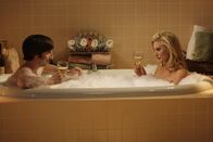 The Big Bang Theory – Howard hat ein Date mit Bernadette. Während sie auf eine Entscheidung wartet, phantasiert Howard (Simon Helberg, l.) in seinen Tagträumen von Katee Sackhoff (Katee Sackhoff, r.), dem Star aus Battlestar Galactica, mit der er ein fiktives Date hat ...